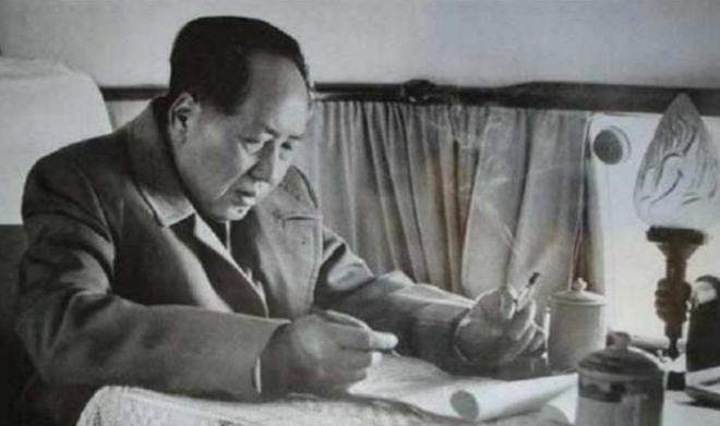 CQ9电子 CQ9传奇电子1956年毛主席接见徐州地委书记时突然问：“四”加“南”读什么(图7)