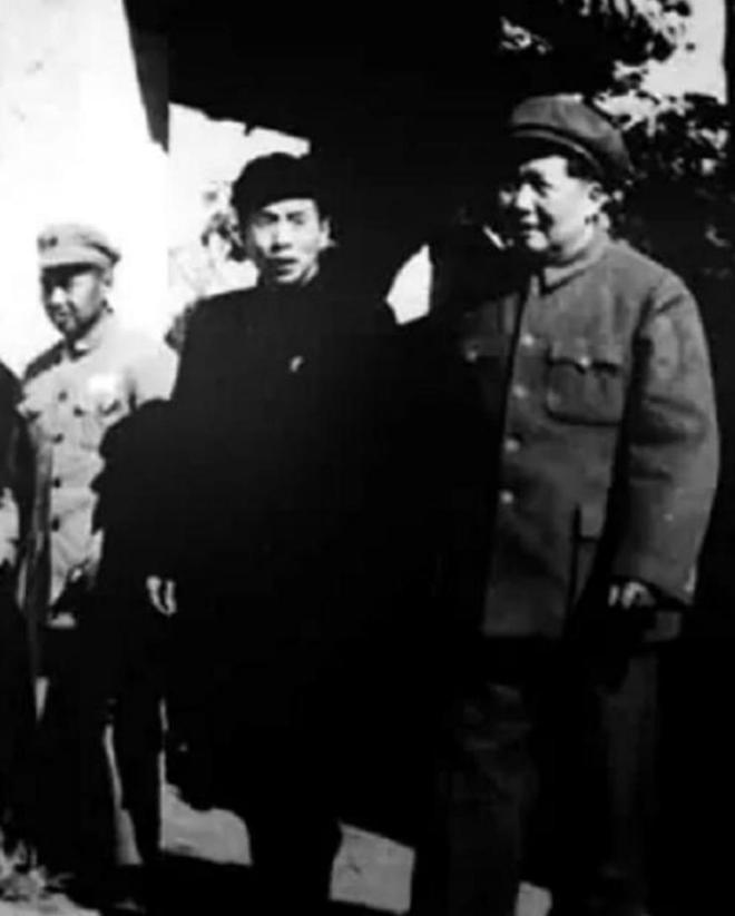 CQ9电子 CQ9传奇电子1956年毛主席接见徐州地委书记时突然问：“四”加“南”读什么(图10)